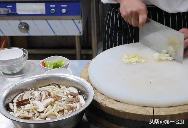 教你在家做素炒香菇做法简单，大厨教你做鲜菌炒香菇最好吃做法
