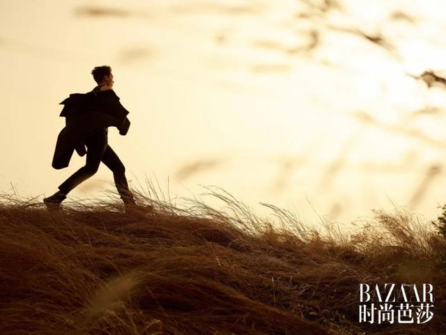 李宇春女装图片，李宇春穿搭卫衣（时尚大片红黑榜）