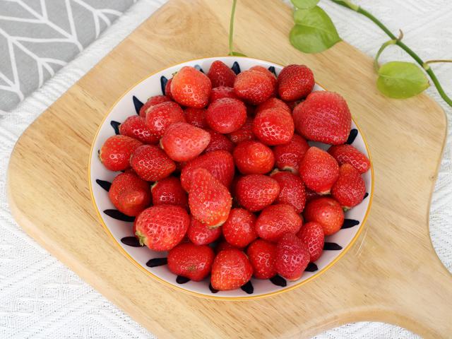 草莓吃多了有什么坏处和好处，个头大是打了膨大剂