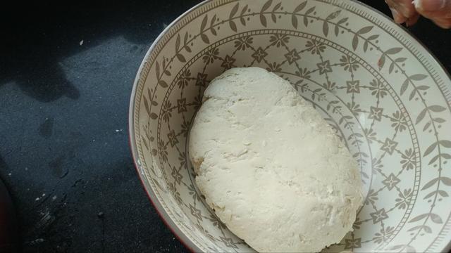 芹菜牛肉水饺如何调馅，牛肉饺子馅怎么调才能鲜嫩（这样做牛肉芹菜饺子）