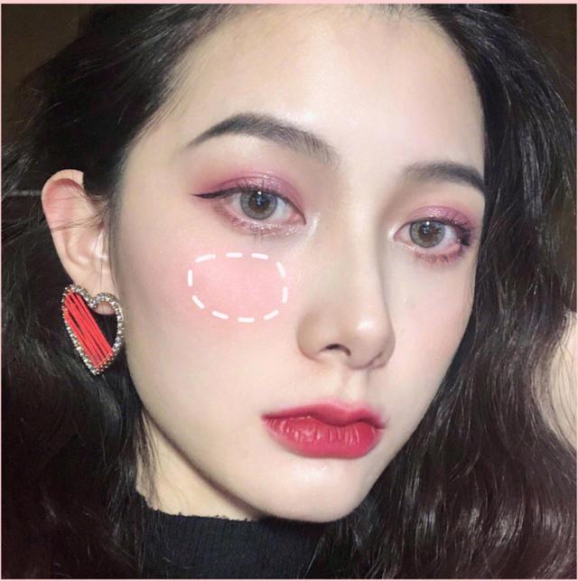 腮红的正确打法，怎么擦腮红打腮红的基础三个步骤（学会腮红打法，妆后颜值翻倍）