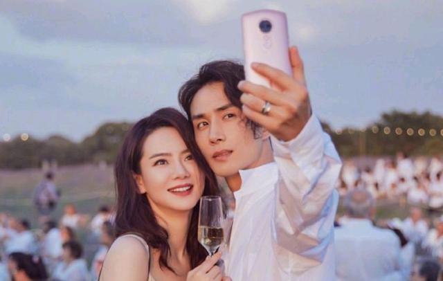 戚薇袁成杰的歌，戚薇为什么要叫7哥（连睡衣也能穿出时尚感）