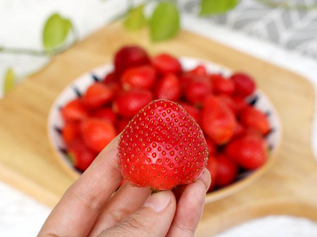 草莓吃多了有什么坏处和好处，个头大是打了膨大剂