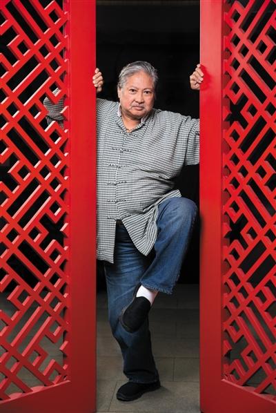 洪金宝现状照，合照稳居C位气场足