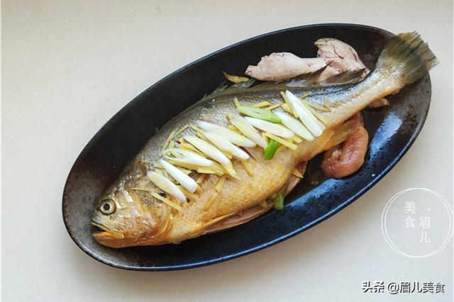 蒸鱼用热水还是冷水，清蒸鱼要开水还是凉水蒸（清蒸鱼冷水还是热水下锅）