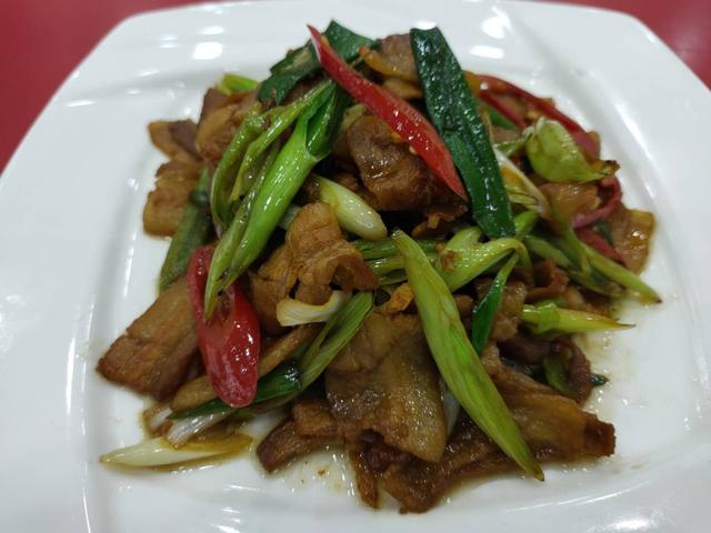 蒜苗炒肉的做法家常菜，家庭蒜苗炒肉的做法（吃一次就让你忘不了的蒜苗炒肉）