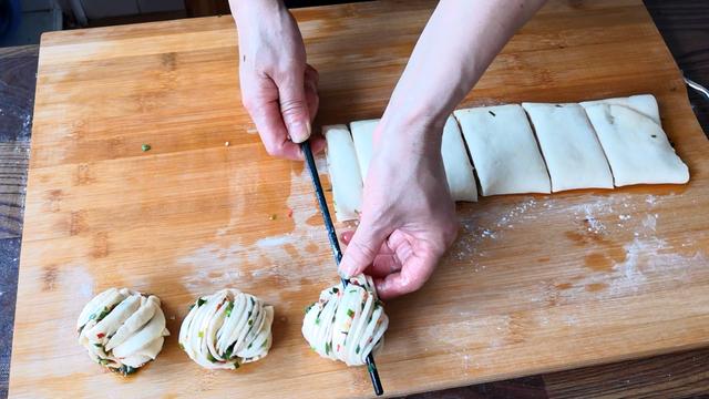 怎么做葱油花卷，葱香花卷怎么做最简单又好看（教你做好看又好吃的葱油花卷）