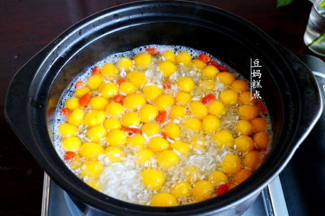 睡前准備好，早上5分鍾煮好這碗甜湯，軟糯暖胃，女人最喜歡 熱愛美食 第9张