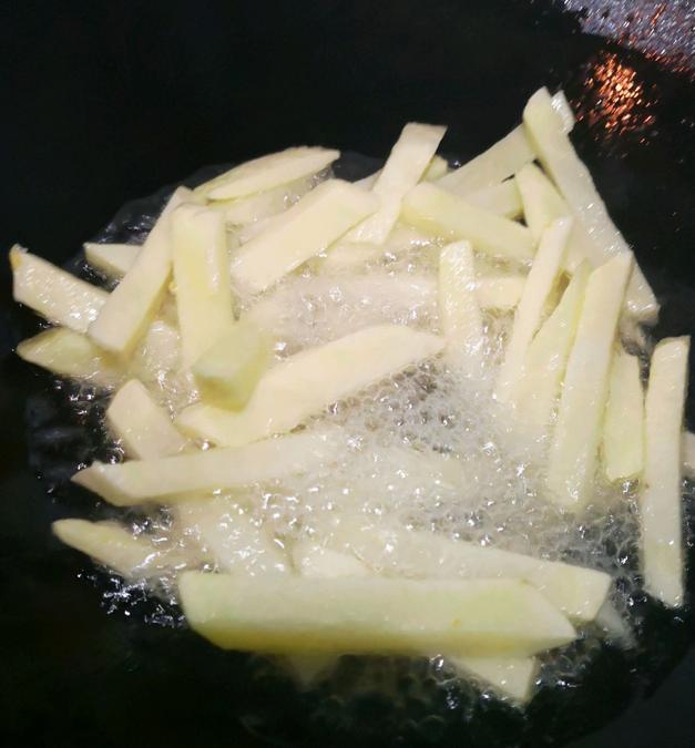  薯条怎么炸才能炸到脆，教你在家炸薯条