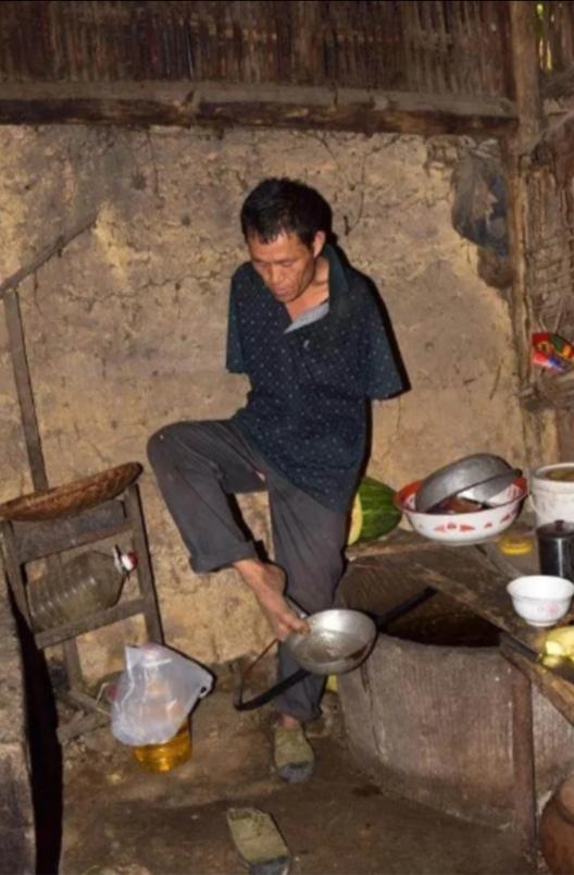 陈星银颁奖典礼，含勺喂母感天动地