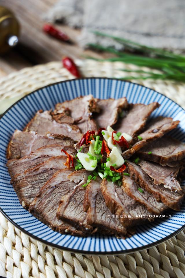 卤牛肉怎么炒好吃，怎么炒卤牛肉才嫩才好吃又简单呢（无辣不欢者的美味佳肴“野山椒卤牛肉炒饭”）