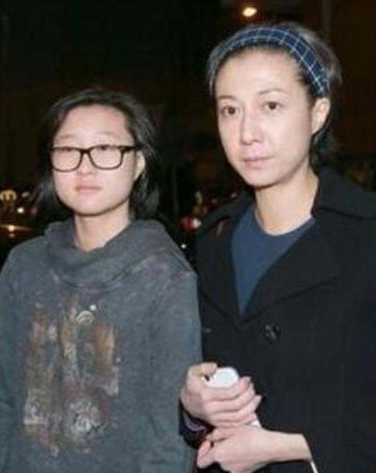 同樣是成龍的孩子，為啥房祖名坐擁220億財產，小龍女卻淪落街頭 娛樂八卦吃瓜 第21张