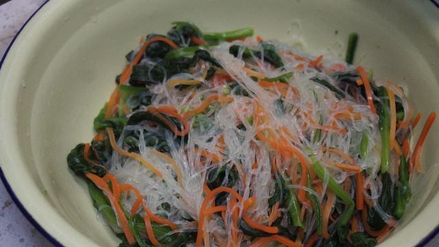 凉拌菠菜怎么做，十种凉拌菠菜的做法（凉拌菠菜怎么做才好吃）