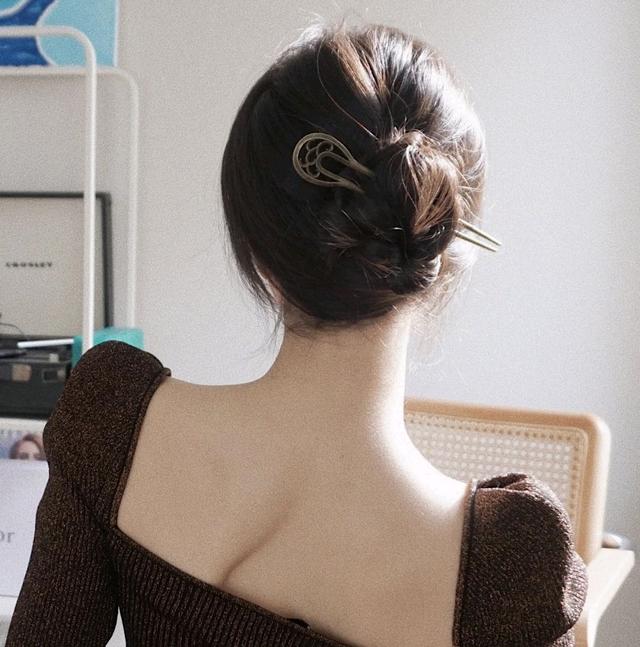 鲨鱼夹已经烂大街，鲨鱼发夹的正确夹法中长发慵懒