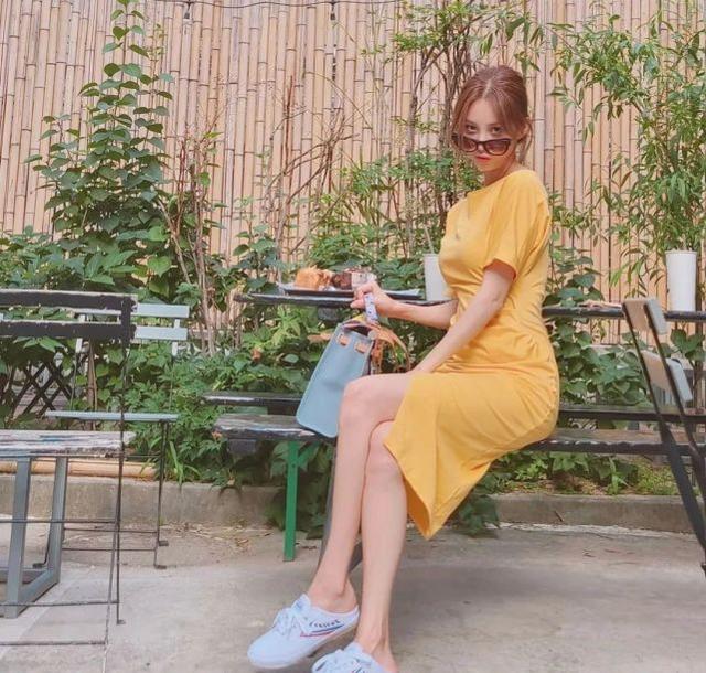 少女時代徐賢太會穿！明黃色連衣裙盡顯名媛范，「漫畫腿」太矚目 娛樂八卦吃瓜 第2张