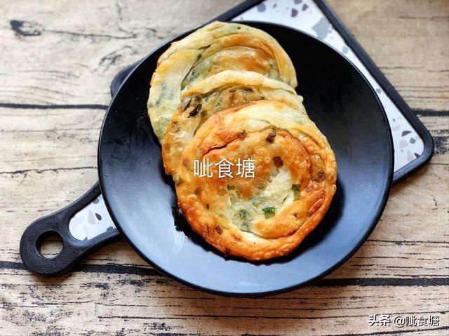 饺子皮做葱油饼，饺子皮葱油饼制作简单葱香诱人（吃剩的饺子皮不要扔了）