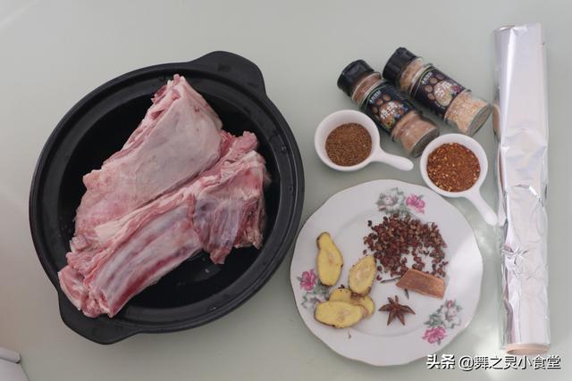 如何把羊排烤得外酥里嫩，几块钱做一道外酥里嫩多汁烤羊排