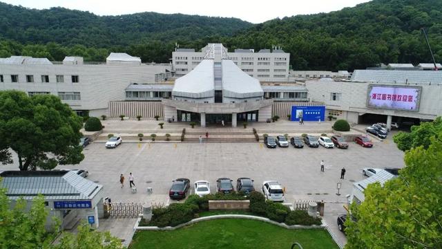 青山湖24小时图书馆，江西首个户外“24小时自助城市书房”在南昌建成