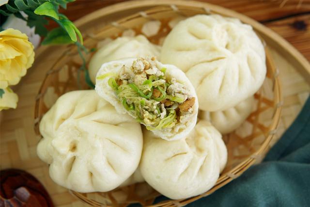 白菜包子馅怎么做好吃，夏天怎么做白菜馅包子（白菜包子这样调馅太香了）