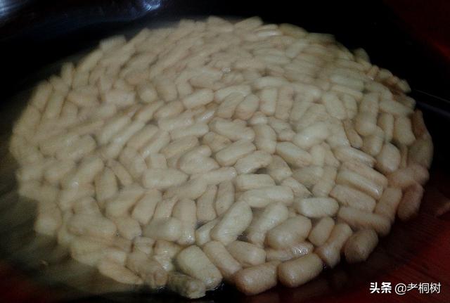 油豆腐的制作技术，油豆腐怎么做才不会老（大叔家的客家菜：自制油豆腐）