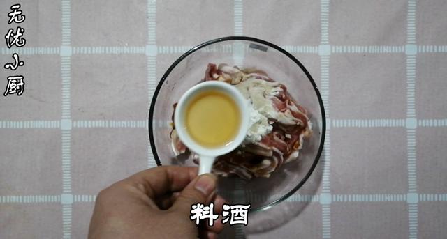 炸五花肉的做法，无法抵挡的美食诱惑（特色炸五花肉做法）