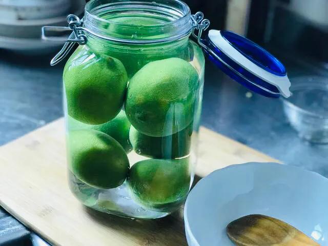 咸柠檬的腌制方法，盐腌柠檬的配方（百搭宝物咸柠檬是如何腌制的）