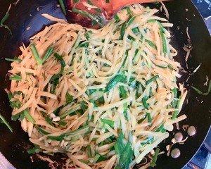 韭菜炒土豆丝的家常做法窍门，家常素菜菜谱土豆丝炒韭菜