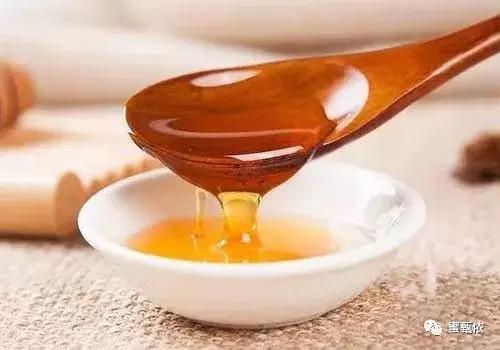 大量食用蜂蜜会有什么后果，但是有一类人最好不要吃
