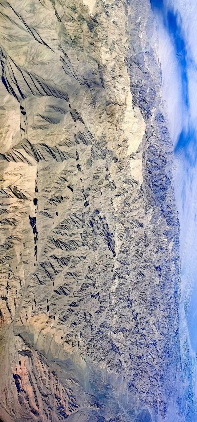 青海长云暗雪山，青海长云孤城遥望玉门关