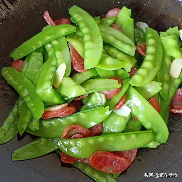 腊肉肠炒荷兰豆的做法教程，荷兰豆炒腊肠的做法简单易学