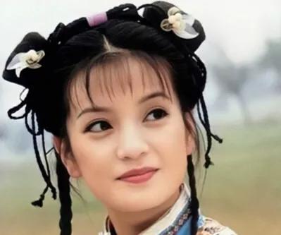 赵薇小四月近照，43岁赵薇带小四月现身机场