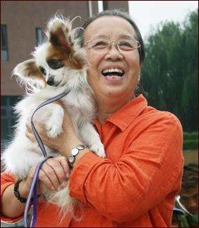 容嬷嬷李明启罕见近况曝光，86岁“容嬷嬷”李明启逛菜市场