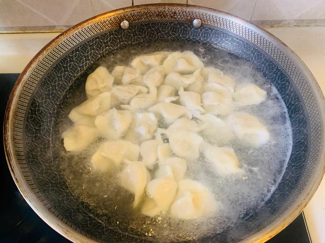 饺子馅怎么调才好吃，正宗饺子馅怎么调最好吃（饺子馆的馅料真正调制顺序是怎样的）