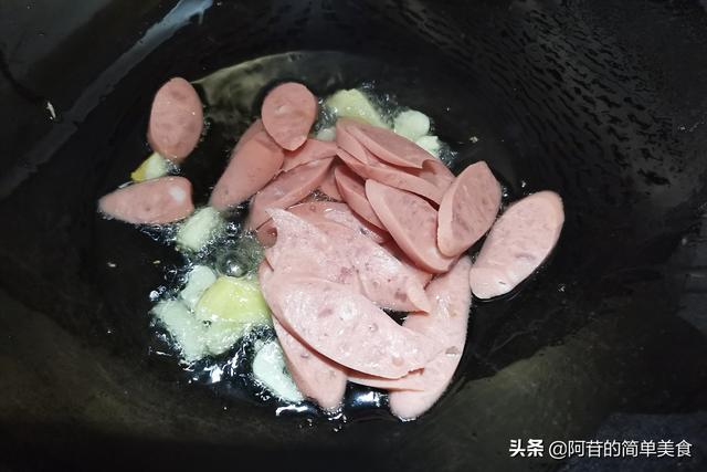 油菜苔炒着吃很下饭，油菜苔快炒火腿片
