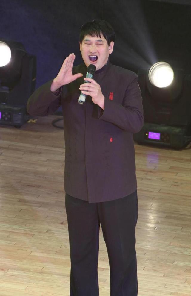 男士正装分类介绍，男士正装究竟该怎样选