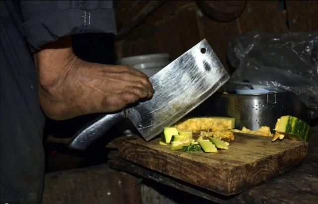 陈星银颁奖典礼，含勺喂母感天动地