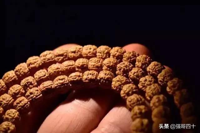 文玩手串怎么盘玩最好，八大热门手串正确把玩姿势