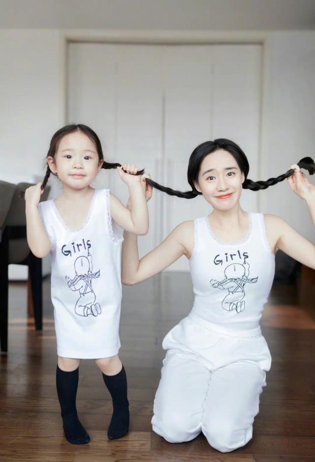 王智帶3歲女兒拍寫真，穿母女裝扎同款發型一樣甜美，母女似姐妹 娛樂八卦吃瓜 第1张
