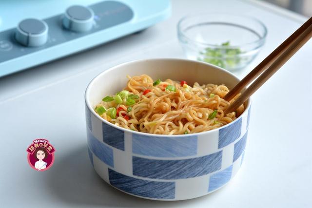 方便面的各种吃法，方便面各种吃法大全（看00后吃泡面，难怪不长肉了）