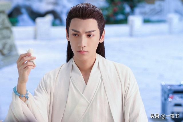 成玉元君与东华帝君，成玉站在人群前与连宋宛若天生一对