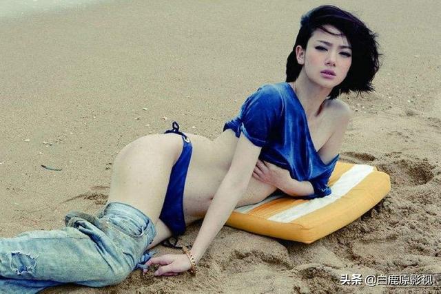 戚薇海边蓝色泳衣，戚薇泳装照牺牲大