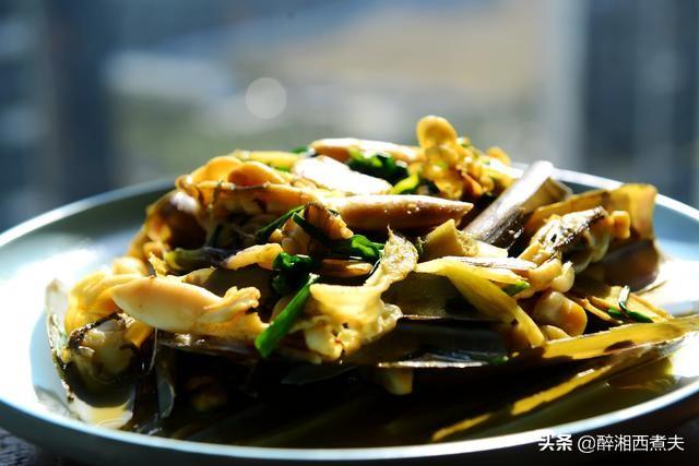 蛏子怎么做才能做出街边小吃的味，肥美的蛏子只需与姜葱简单爆炒