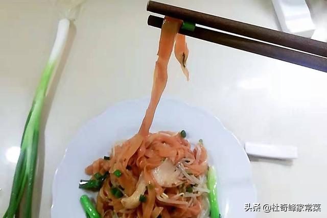 干炒河粉家常做法怎么做，街头美食炒河粉的家庭版做法20年经验厨师告诉你教程/记得收藏