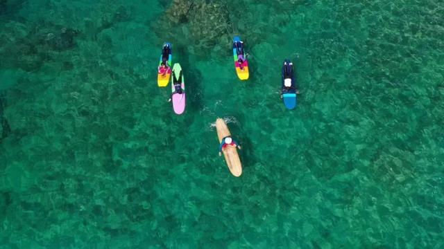 海南万宁日月湾游玩攻略，海南万宁日月湾里的自由浪人