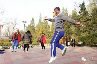 踢毛毽子好处与坏处，这个活动尽量别做