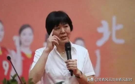 女排总教练郎平简介，郎平曾热恋1米96美国博士,96年奥运摘银被求婚,她为女排婉拒