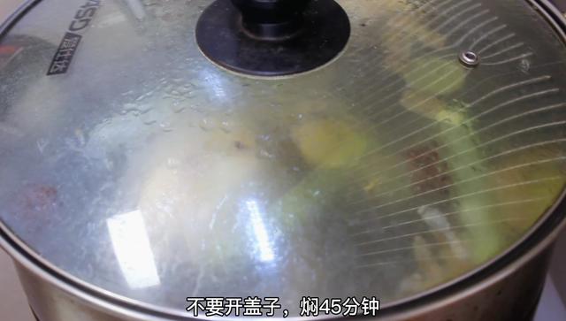 白斩鸡怎么做又鲜又嫩，白斩鸡如何做皮黄肉嫩（厨师长让你在家就能做白斩鸡）