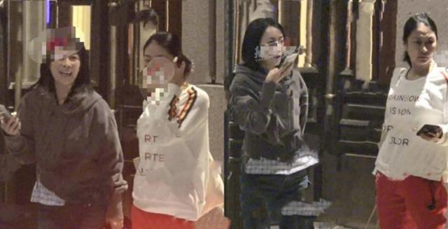 那英宋丹丹梁靜閨蜜團聚會，友情維持20年，那英罕見有了妹妹樣 娛樂八卦吃瓜 第5张