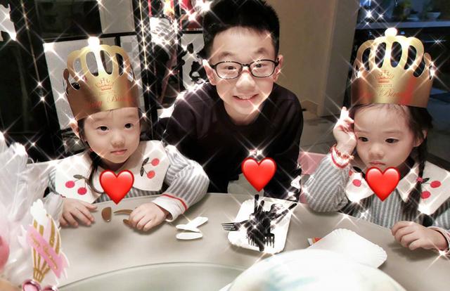 杨云晒三宝贝近照，10岁杨阳洋公主抱妹妹