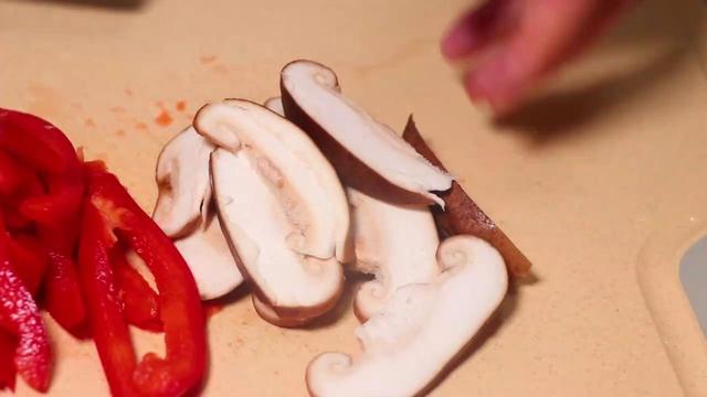 香菇炒肉怎么炒好吃，香菇炒肉怎么做最简单